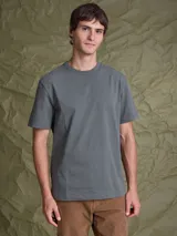 Remera de algodón pesado, color azul marino, con cuello redondo y manga corta.