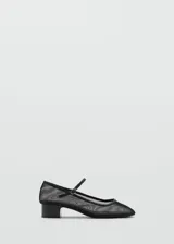Zapato de malla negra con tacón bloque y tira sobre el empeine.
