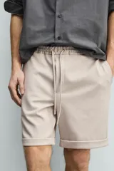 Bermuda regular fit de tejido elástico color blanco, con cintura elástica ajustable mediante cordón, bolsillos delanteros y bolsillos traseros de vivo.