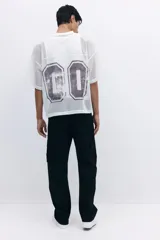 Pantalón cargo de sarga de algodón, de corte regular, con múltiples bolsillos laterales y traseros con cierre y solapa, cintura con cierre de botón a presión.