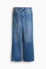 Jean de tiro alto confeccionado en denim de algodón con leve elasticidad. Presenta diseño de cinco bolsillos, corte ajustado en la cintura y muslos, y bota ancha tipo bootcut.
