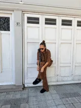 Pantalón de corte oxford con estampado animal print en tonos marrones. Presenta una silueta holgada y tiro alto, confeccionado en tejido de algodón.