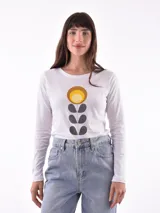 Remera negra de manga larga con escote en V y estampa frontal blanca con diseño de soles y la frase 'Woke Up'.