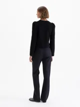 Pantalón sastrero color beige con raya marcada al centro y pierna recta. Incluye un cinto desmontable de cuero vacuno con herrajes metálicos níquel. Tiene bolsillos delanteros biselados y bolsillo ojal en la espalda.