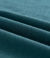 Remera masculina de manga corta color verde oscuro, con cuello redondo y corte recto. Presenta un estampado frontal con la frase "Vallée Verte" y un diseño de caballo de polo con raquetas cruzadas.