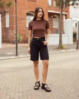Sandalias Zenda de cuero negro con tiras delanteras de charol, ajuste con velcro y suela chunky de goma con plataforma.