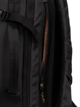 Mochila Cat modelo Travel Backpack color negro, confeccionada en poliéster reciclado, con compartimento principal grande, bolsillo para portátil con acceso desde el panel trasero, cremalleras impermeables y detalles de la marca.