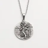Collar con cadena de eslabones y dije circular de acero empavonado con la imagen de San Cristóbal en relieve.