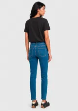 Pantalón de jean modelo skinny de tiro medio, color azul con efecto lavado y bolsillos clásicos.