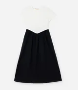 Vestido midi bicolor, con parte superior color crema y falda negra, confeccionado en tejido de punto rib de algodón. Tiene escote redondo y mangas cortas.