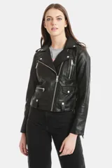 Campera negra de cuero sintético, estilo biker, con cierre cruzado y múltiples bolsillos con cremallera.