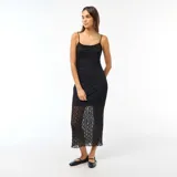 Vestido largo de encaje negro con tirantes finos, diseño ajustado al cuerpo y bajo con transparencia.