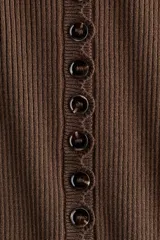 Saco corto de punto acanalado marrón, con cuello redondo y cierre frontal de múltiples botones.