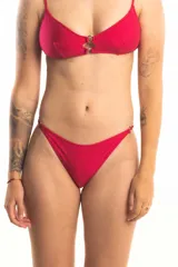 Bombacha de bikini vedetina color fresa con tiras regulables en los costados y argollas metálicas doradas.
