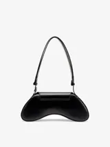 Bandolera de diseño curvo y estructura rígida, con acabado brillante tipo charol y logo ovalado metálico en el centro. Cuenta con una correa de hombro ajustable y cierre superior.