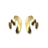 Par de aros colgantes dorados con forma abstracta.
