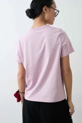 Remera de algodón roja de manga corta, con cuello redondo y corte clásico.