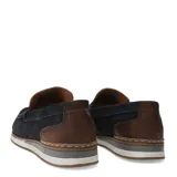 Mocasines de cuero color marrón tabaco, con diseño de costuras visibles y suela de goma bicolor con detalle gris.