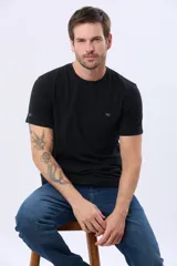 Remera lisa de manga corta y cuello redondo, color gris oscuro, de calce cómodo con pequeño logo bordado en el pecho.
