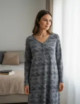 Camisón de manga larga con escote en V y cierre frontal de dos botones. Presenta un estampado de hojas oscuras sobre una base gris.