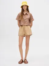 Camisa crop de viscosa con estampado abstracto en tonos marrones y rosados, cuello solapa y cierre frontal con botones.