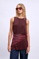 Musculosa larga color borgoña de tejido de punto.