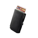 Billetera tipo tarjetero de cuero negro con caja de aluminio interna y sistema de deslizamiento para tarjetas. Cuenta con cierre mediante broche a presión.