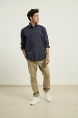 Camisa de vestir blanca, de corte clásico, con cuello italiano y mangas largas.