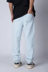 Jean de corte mom fit en color celeste claro, confeccionado en denim resistente con diseño de tiro alto y pierna holgada.