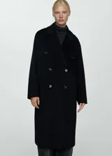 Abrigo largo de diseño oversize con doble botonadura, cuello con solapas de muesca y hombros caídos. Cuenta con dos bolsillos laterales y abertura posterior en el bajo.