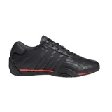 Championes urbanos Adidas Adiracer L en colaboración con Audi Revolut F1 Team, de color negro con detalles en rojo. Diseño de inspiración automovilística con las clásicas tres tiras en los laterales, suela de perfil bajo y el logo de la marca en la lengüeta y el talón.