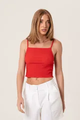 Top rojo con textura arrugada, breteles finos y corte crop.
