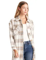 Sobrecamisa larga de tejido soft con estampado de cuadros en tonos celestes, beige y blanco. Presenta cuello con solapa, cierre frontal con botones, bolsillos aplicados en el pecho y mangas largas con puños abotonados.