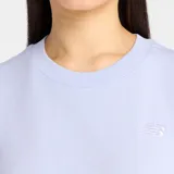 Remera de algodón de corte holgado, color lila, con cuello redondo, mangas cortas y logo bordado pequeño en el pecho.
