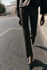 Leggings de tiro alto con corte acampanado, confeccionados en tejido negro con detalle de abalorios brillantes distribuidos por toda la prenda.