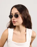 Lentes de sol plateados con forma octogonal y lentes negras.