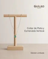 Collar de plata con cadena fina y dije ovalado con piedra natural turmalina en color verde.