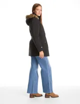 Gabardina impermeable de corte largo, color negro, con capucha desmontable con borde de piel sintética. Presenta cierre frontal oculto con botones a presión, cintura ajustable con jareta interna, bolsillos delanteros con solapa y detalle de costuras matelassé en hombros y bolsillos.