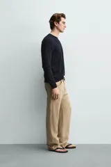 Sweater de punto relaxed fit confeccionado en hilatura con viscosa de tacto suave, color marrón, con cuello redondo y manga larga. Cuenta con acabados en rib.