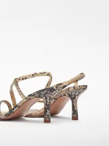 Sandalias de tacón con estampado de serpiente, puntera cuadrada y tiras finas. Fabricadas en Portugal con piel responsable.