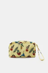 Neceser pequeño rectangular acolchado, color amarillo con estampado de flores rojas, azules y verdes. Tiene cierre con cremallera y asa de mano a tono.