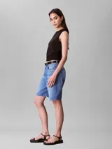 Musculosa Calvin Klein de ajuste slim, confeccionada en punto de algodón. Presenta cuello redondo, sisas con ribete de canalé y el monograma de la marca estampado en el centro del pecho.
