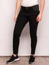 Jean chupín negro maternal, de tiro medio y con piezas elastizadas en los laterales al frente.