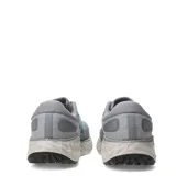 Championes de running New Balance Evoz Fresh Foam para hombre, color gris con detalles en azul y suela amortiguada.