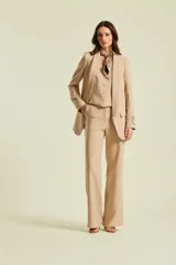 Pantalon sastrero color beige, de corte recto y lineas limpias, disenado para ofrecer un estilo elegante y versatil.
