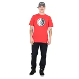 Remera roja de manga corta con logo Volcom estampado en el pecho.