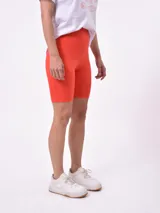 Biker short de tiro alto, confeccionado en tejido elástico liso.