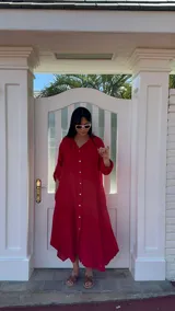 Vestido camisero amplio y largo color rojo, con botones de nácar y bolsillos laterales. Fabricado en Italia, de lino.