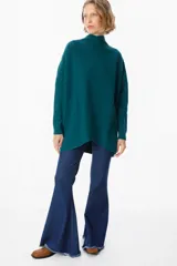 Sweater de punto color bordó con cuello alto y diseño de espiga calada en el frente. Presenta mangas largas con puños acanalados y un calce holgado.