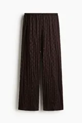 Pantalón de corte holgado en punto suave con efecto encaje, de tiro bajo, piernas extralargas y cintura elástica con cordón de ajuste.